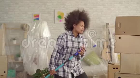 快乐的非裔美国女人像吉他吉他手慢莫一样的画筒视频的预览图