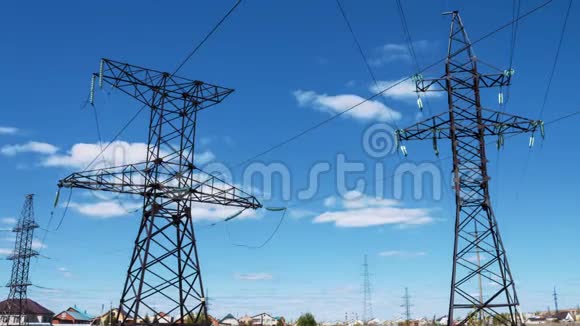 电气支架上的高压电线电力供应用电线运输电力能源工业视频的预览图