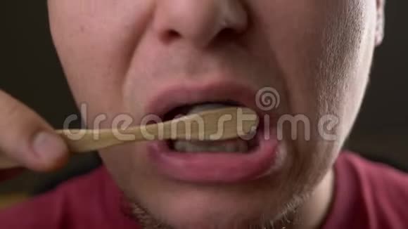 大胡子用彩虹竹牙刷刷牙视频的预览图