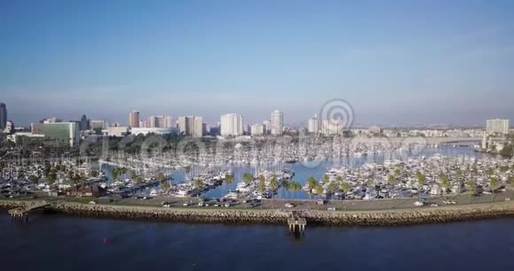 带游艇和蓝水的洛杉矶天际线鸟瞰图视频的预览图