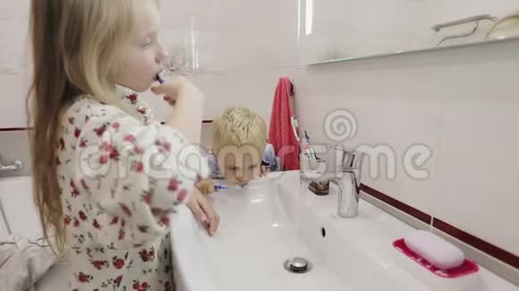 一对穿着睡衣的兄妹刷牙视频的预览图