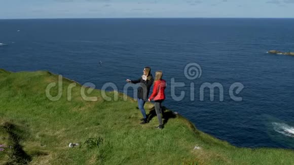 两名年轻女子在爱尔兰西海岸度假视频的预览图