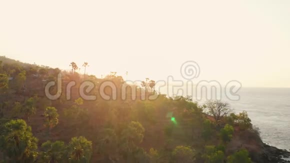 日落或日出时在巴厘岛观山树和海视频的预览图