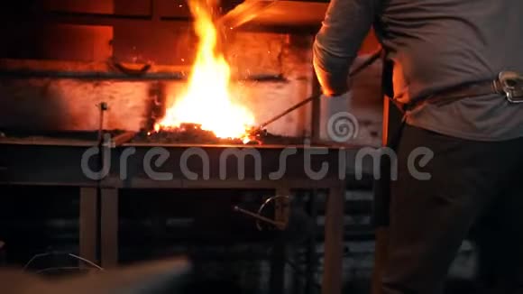铁匠烧炉子视频的预览图