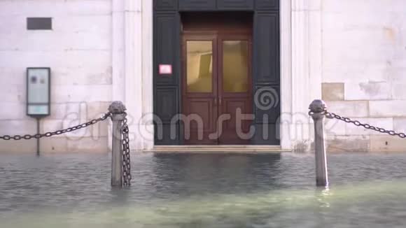 一栋被水淹没的建筑物的外部门视频的预览图
