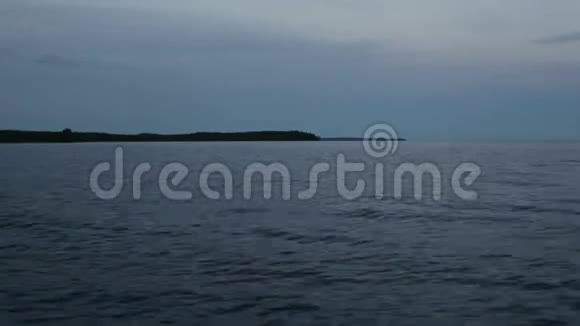 傍晚的风景池塘海中带着波浪的背景幻蓝的阴天视频的预览图