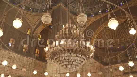 开罗阿拉巴斯特清真寺内一盏吊灯下行走的三轴万向节射击视频的预览图