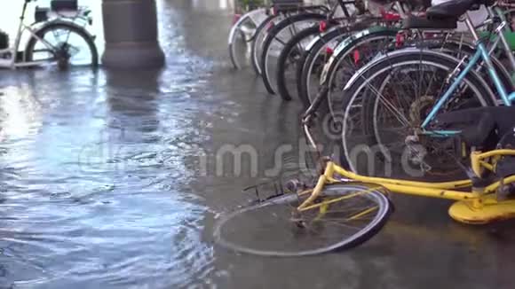 许多自行车在水中泛滥成灾视频的预览图
