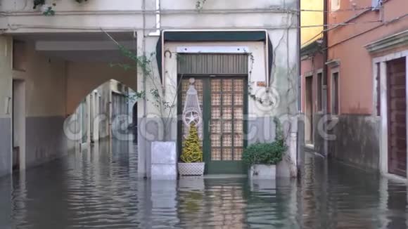 一栋被水淹没的建筑物的外部门视频的预览图