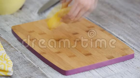 用刀在切割板上切割菠萝视频的预览图