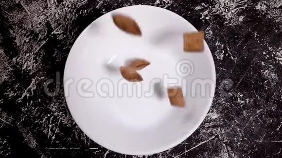 巧克力垫玉米片在白色碗分离的白色背景谷物视频的预览图