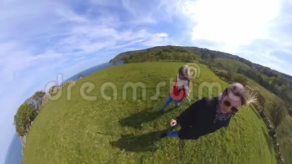 两个女人在爱尔兰西海岸做360度录像视频的预览图