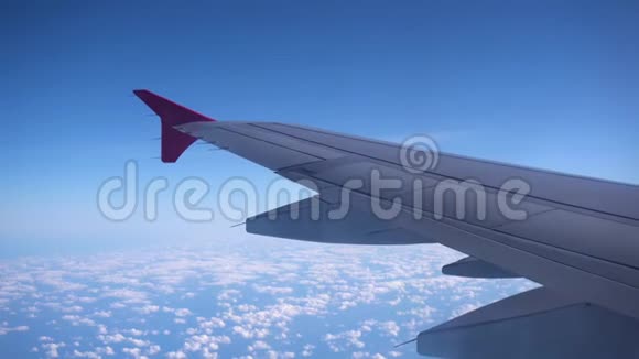飞机飞过白云从飞机窗口到机翼的视野视频的预览图
