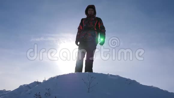 带背包的旅行者在日落的背景下从山上下来游客站在白雪皑皑的山顶上视频的预览图
