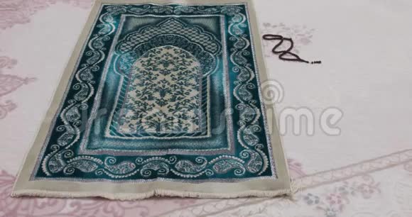 伊斯兰物品祈祷珠和祈祷地毯视频的预览图