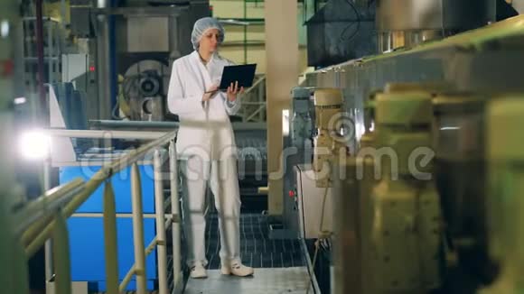 工厂单位和一名控制生产的女雇员视频的预览图