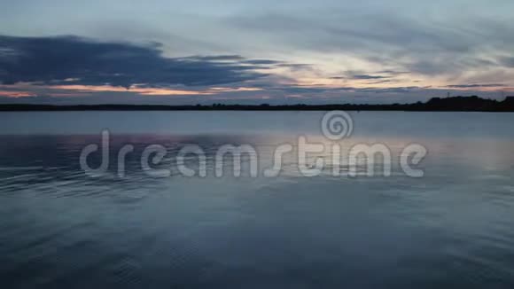 傍晚的风景池塘海中带着波浪的背景幻蓝的阴天视频的预览图