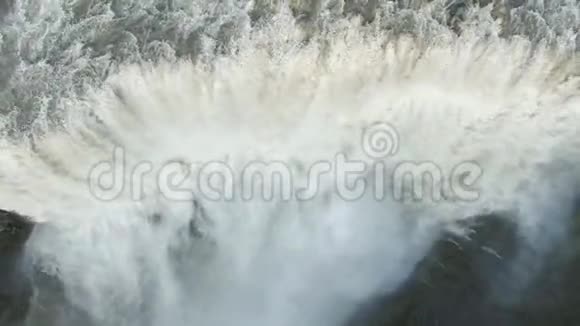 引爆强大的瀑布冰岛空中自上而下的视野视频的预览图