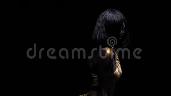 性感的女人黑色和金色的身体艺术在黑暗的房间里跳舞4k视频的预览图