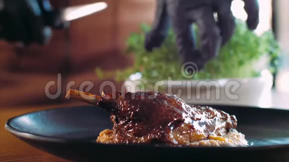 厨师在餐厅的烤鸭上加上微绿色视频的预览图