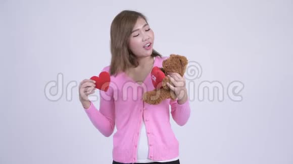 年轻快乐的亚洲女人准备过情人节视频的预览图