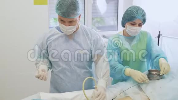 外科医生在硬化治疗过程中对病人腿部做超声检查护士协助医生进行手术视频的预览图