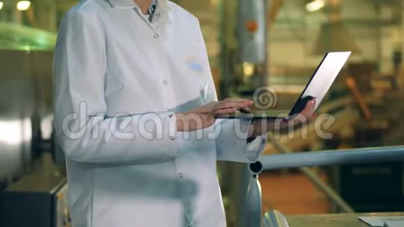 一个工厂工人的女手提电脑视频的预览图