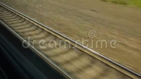 从快速移动的火车上往外看视频的预览图