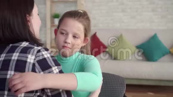 一个面部有缺陷的女孩拥抱了她的母亲视频的预览图
