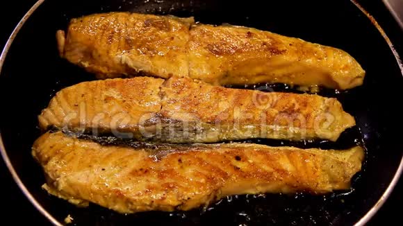 三文鱼片是用橄榄油在煮锅上煎的新鲜鲑鱼海鲜高清格式视频的预览图