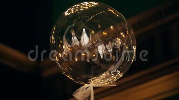 透明气球挂在空气中的房间图书馆视频的预览图
