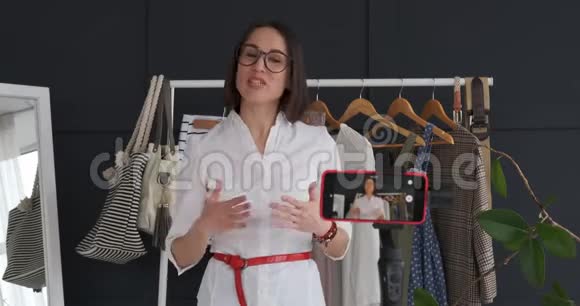 女性博客制作新衣服和手袋的视频视频的预览图