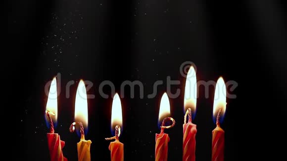 生日蜡烛在黑暗的背景上燃烧庆祝晚会及周年庆理念视频的预览图