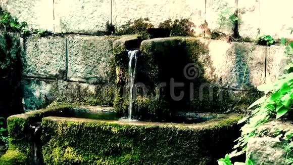 旧纪念喷泉有可饮用的水漏水视频的预览图