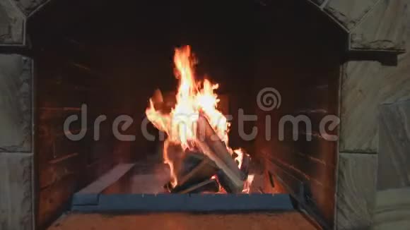 木柴和煤的树枝在燃烧的石头火坑里燃烧视频的预览图