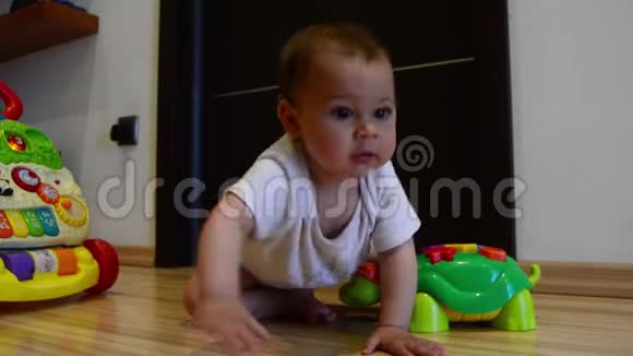 可爱的七个月大的小男孩学习爬行静态射击视频的预览图