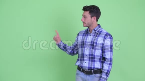 一位年轻的西班牙裔男子抚摸着什么竖起大拇指视频的预览图