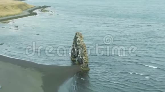 赫维采尔库尔岩和海水冰岛鸟瞰图视频的预览图