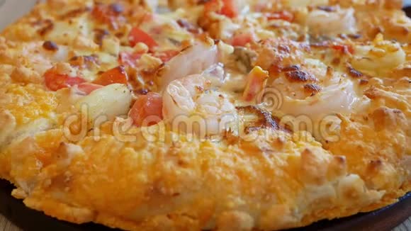 切片热比萨饼与融化奶酪美味可口的快餐意大利传统的木板桌经典视频的预览图
