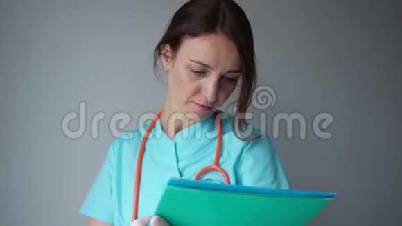 年轻女医生的肖像显示产品或标志文字的东西或铜酶蓝色灰色视频的预览图