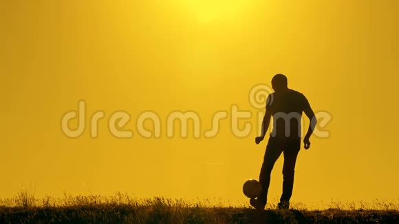 足球运动员在日落时分用球练习视频的预览图