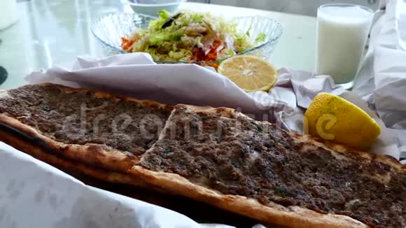土耳其肉皮塔热肉和面包在桌子上肉和面包蒸汽出来特写视频的预览图