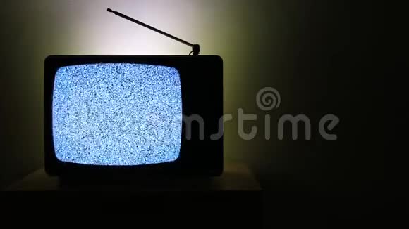 一台旧电视的视频在左边的黑暗背景没有信号和粒状噪音影响的屏幕视频的预览图