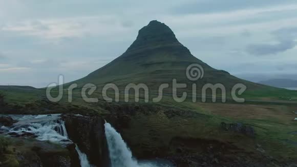 柯克朱费尔山和柯克朱费尔斯福斯瀑布在夏天冰岛视频的预览图