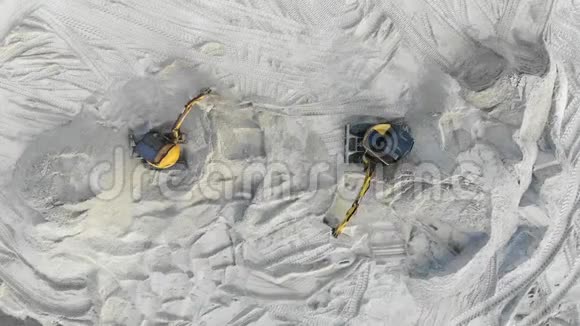 鸟瞰图两台挖掘机正在一个沙坑里工作抽取沙子两台黄色挖掘机的工作视频的预览图