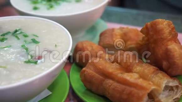 香港式炒面团及粥煮饭盘早餐视频的预览图