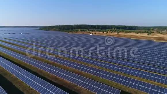 空中无人机镜头低飞行超过太阳能电池板农场可再生绿色替代能源视频的预览图
