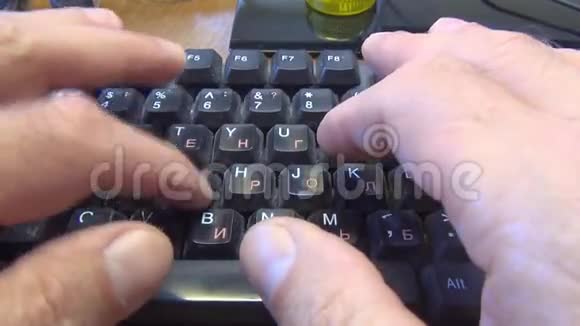 男性手在黑色键盘上打字特写视频的预览图