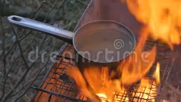 带水的铁杯在火中加热至万格视频的预览图