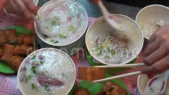 手吃粥煮饭煎面团香港粤式早餐视频的预览图
